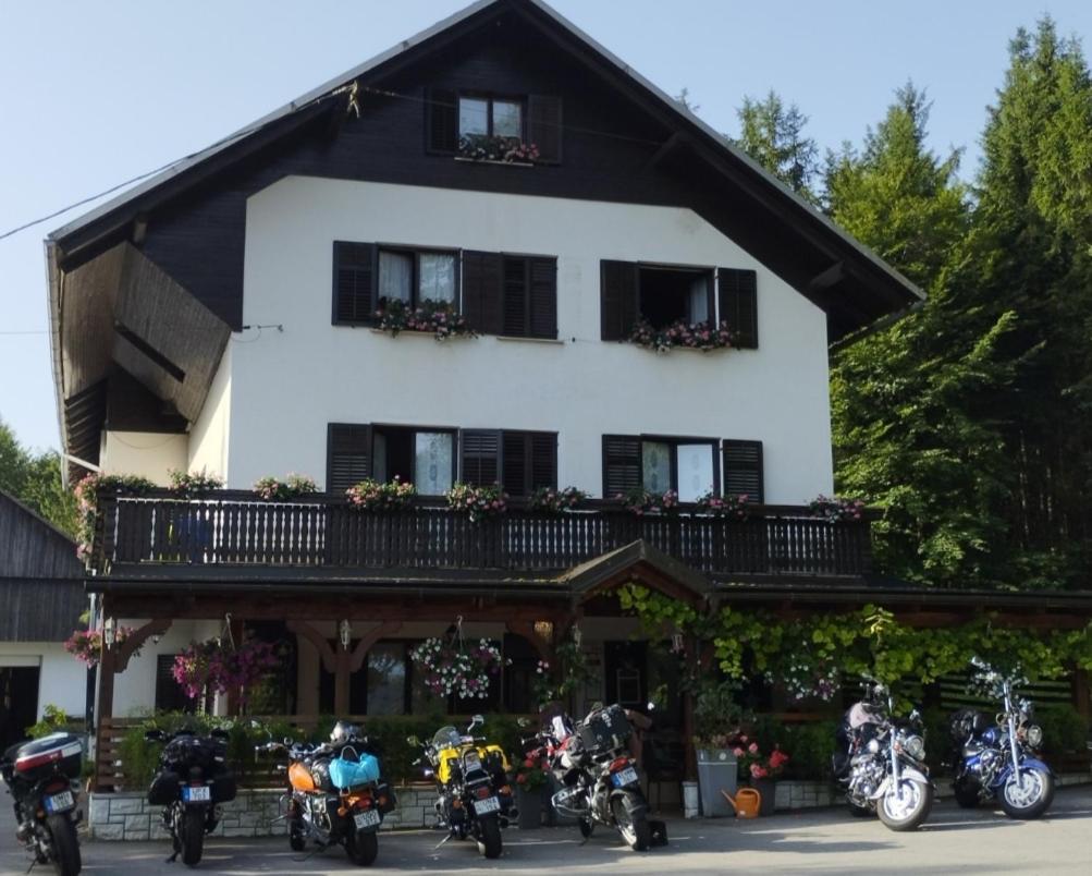 Guest House Kmecki Hram Fortuna Idrija Exterior foto